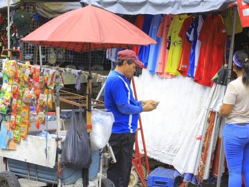Adultos mayores continúan trabajando en calles y mercados de San Pedro Sula para generar ingresos, ante la falta de una pensión o jubilación que les permita retirarse.