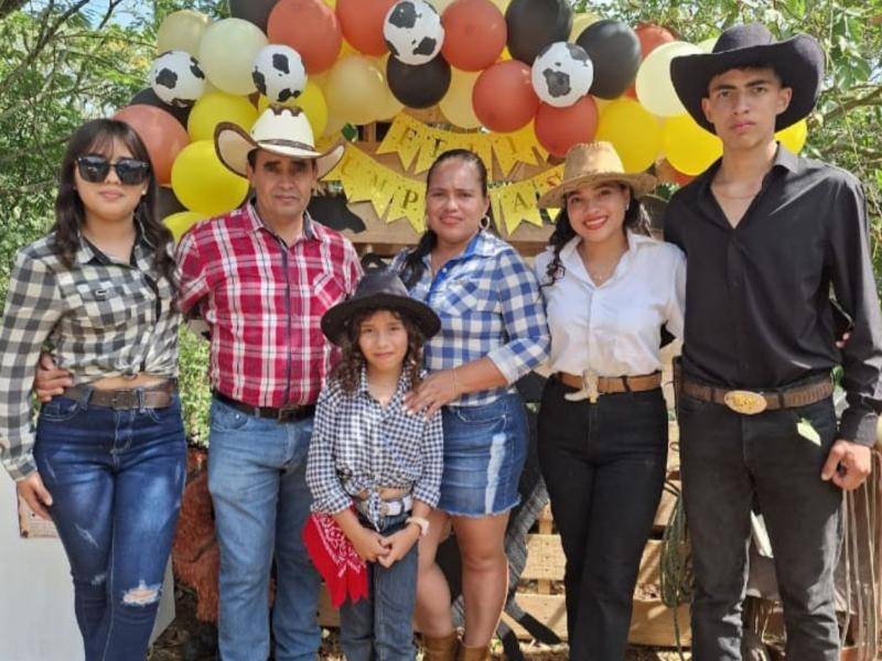 El objetivo de la Fundación Solidaridad Honduras es combatir la desnutrición infantil y mejorar las condiciones de vida en las comunidades de extrema pobreza. Desde 1994 ofrecen programas de nutrición, becas escolares y apoyo familiar, buscan mejorar las condiciones de vida de los niños, operando principalmente con el apoyo de donantes y voluntarios.