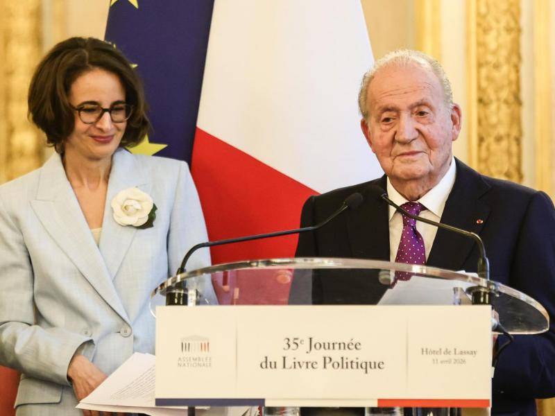 El rey emérito de España Juan Carlos I durante su discurso al recibir el Premio Especial del Premio del Libro Político, organizado por la asociación francesa Lire la Société (Leer la Sociedad), por sus memorias Reconciliation, coescritas con la periodista francesa Laurence Debray, en el Parlamento francés en París, Francia, este sábado 11 de abril de 2026.