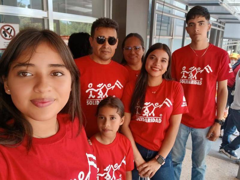 Jaimen y Belkis tienen cuatro hijos: tres niñas y un varón. Todos sirven a sus semejantes desde hace algunos años.