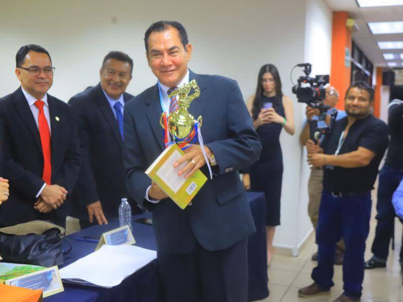 Adrián Alcides Valladares con su reconocimiento.