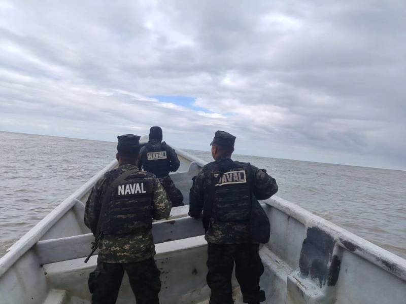 Navales continúan la búsqueda este viernes.