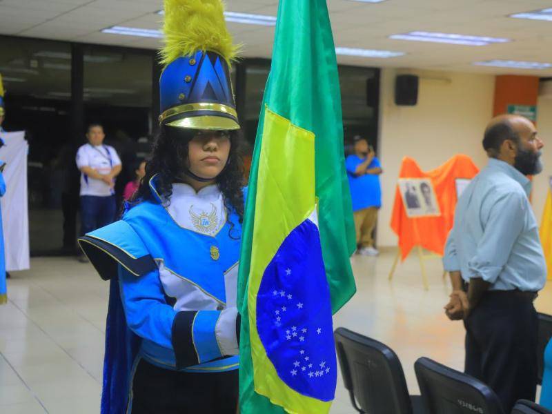 Los jóvenes de la Banda del José Trinidad Reyes desfilaron.