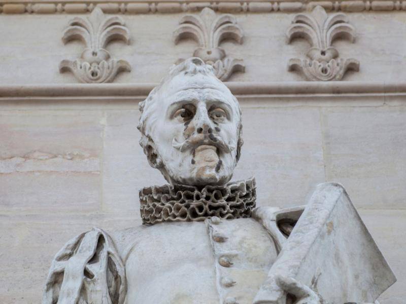 Estatua de Miguel de Cervantes Saavedra en la entrada de la Librería Nacional de España, en Madrid. Fue esculpida por Joan Vancell Puigcercos (1892).