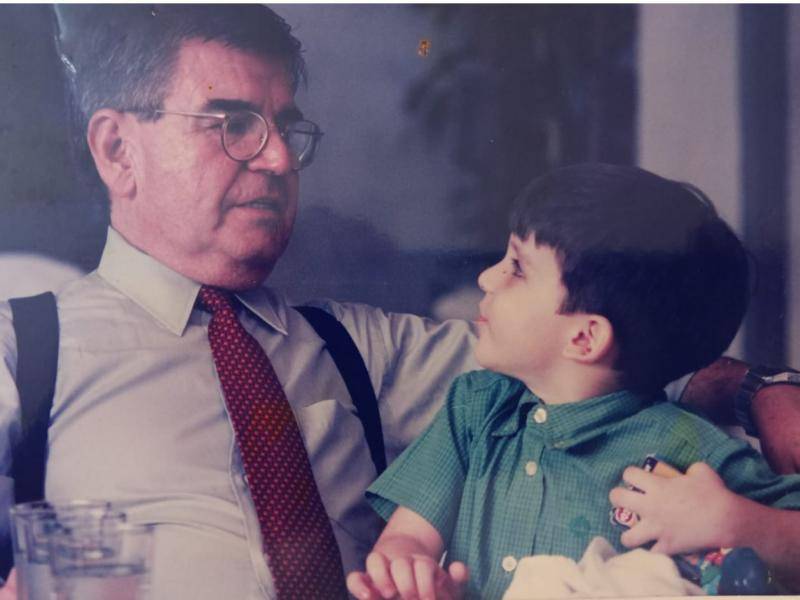 Emilio Santamaría con su nieto Iván Emilo, que hoy tiene 30 años.