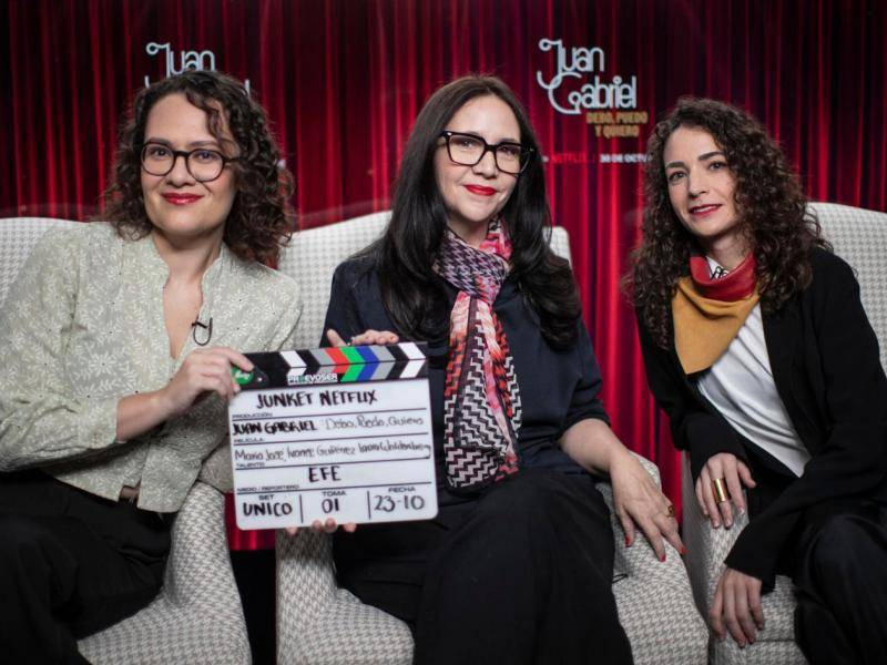 La productora Ivonne Gutiérrez, la directora María José Cuevas y la productora Laura Woldenberg, posan durante una entrevista con EFE, en Ciudad de México.