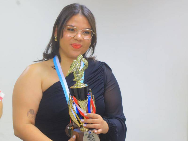 Katia Perdomo con el Micrófono de Bronce por ser la Voz Revelación.