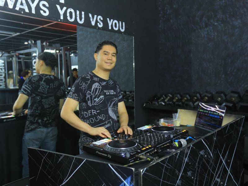 El dj Axel Martínez puso el ambiente musical en la inauguración.