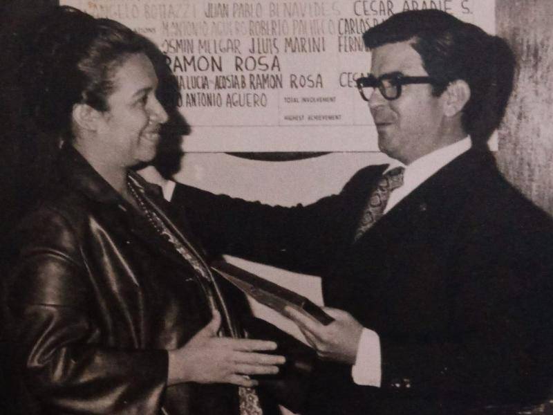 Los esposos Margarita (QDDG) y Emilio Santamaría, en donde él le da un reconocimiento por su ayuda en el primer grupo que dictó en Honduras.