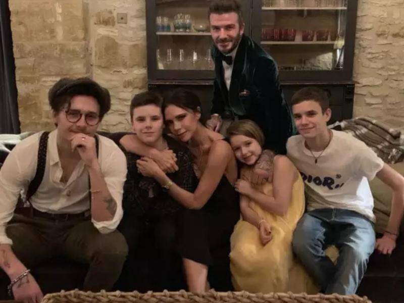 Esta foto es la última compartida por la familia Beckham, en la cual salgan todos sus integrantes. Fue publicada cerca de las fiestas decembrinas del 2024.
