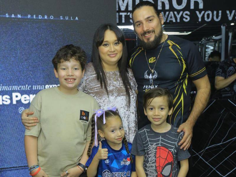 Yessy Cerrato y Marlon Fajardo con David, Hannah y Mateo Domínguez