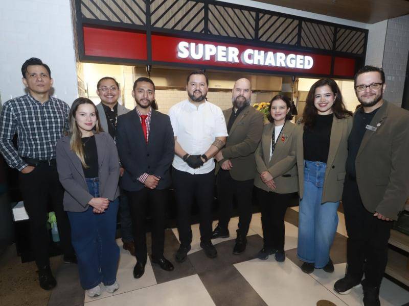 Aloft Hotels actualmente abarca 235 hoteles en 33 países y territorios. Atendiendo a una multitud experta en tecnología y amante de la música, la marca ofrece espacios vibrantes y eclécticos que prosperan al unir a las personas.