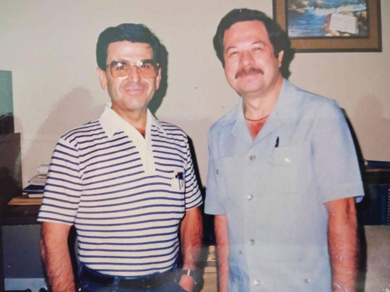Don Emilio con Roger Valladares, reconocido empresario sampedrano y un graduado Carnegie. Lo estimo y admiro mucho por sus notables éxitos en UTH y en el mundo financiero, expresó Santamaría Sánchez.