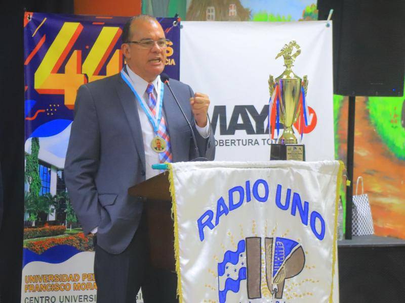 El Micrófono de Oro de los Premios de Radio y Televisión 2025, Renato Álvarez, durante su discurso.