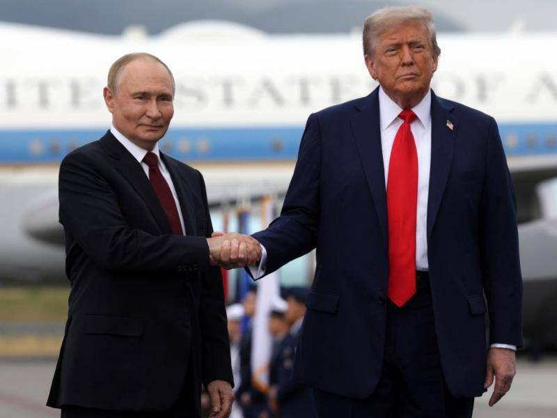 El presidente de Estados Unidos, Donald Trump, y su homólogo de Rusia, Vladímir Putin, posan en Anchorage (Alaska). EFE