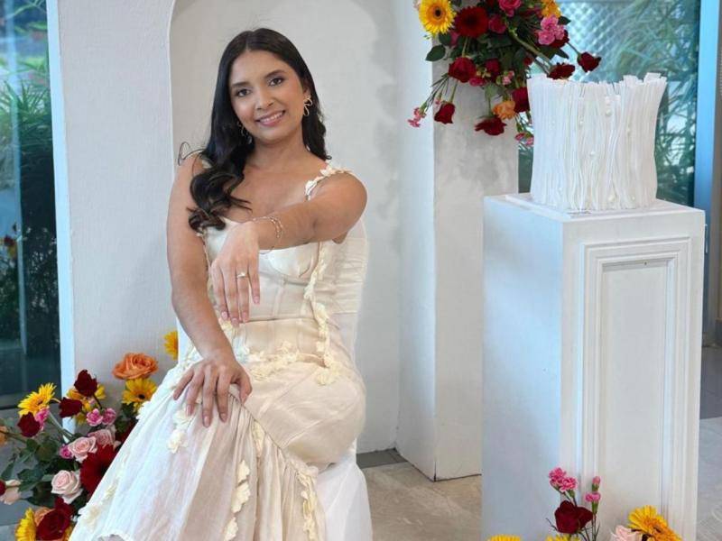 Gabriela presumiendo su anillo de compromiso, el cual pronto cambiará al de casada.