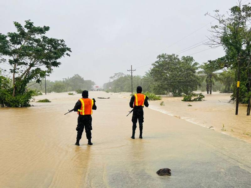 Cerrado el paso entre La Ceiba y Tela por desbordamiento del río Leán