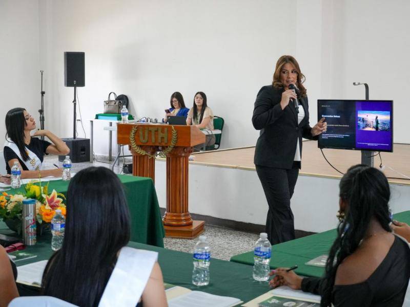 La conferencista Ruth M. Arita Luna, especialista en Imagen, Protocolo, Relaciones Públicas y Comunicación Estratégica.