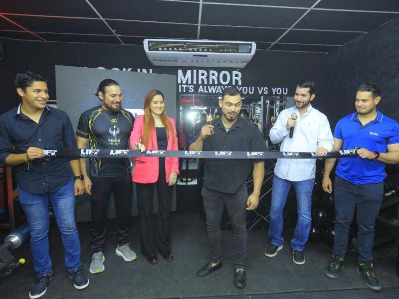 Momento previo al corte de cinta.