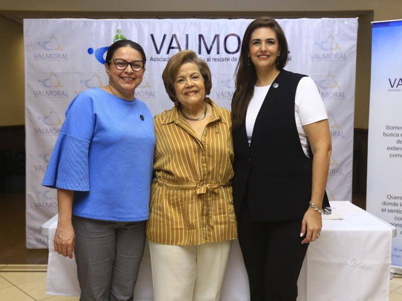 Jacky Cuestas , Elena Durón de Larios y Joyce Faraj.