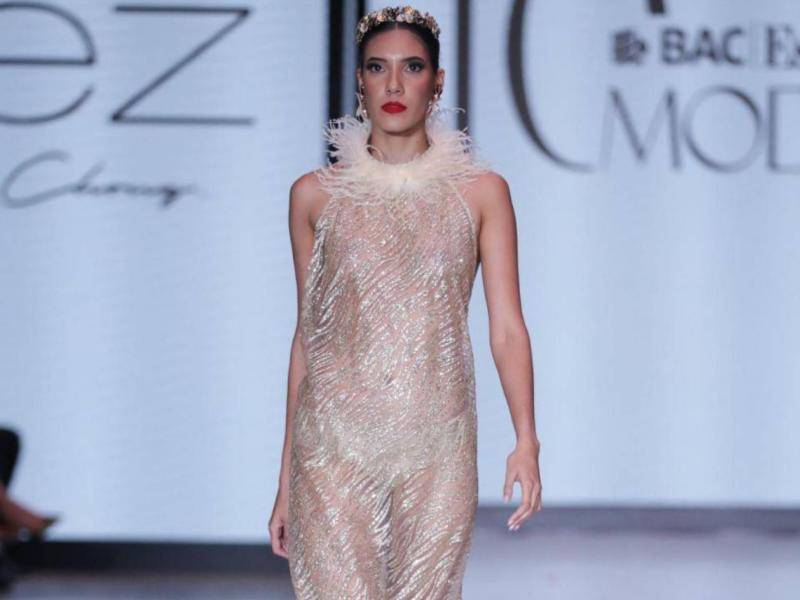 Transparencias y plumas se entrelazaron en la propuesta escénica de Miguel Chong.