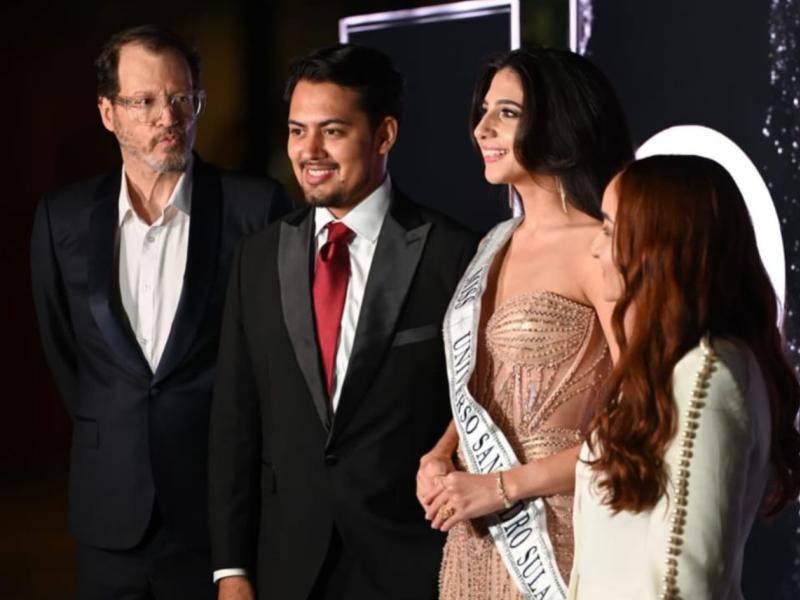 Directivos de Carimaxx junto a la Miss SPS 2026, Claudia Canahuati, luego de su presentación oficial.
