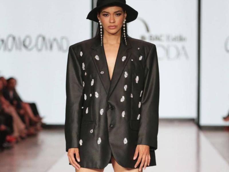 Cada diseño de Galeano equilibró la expresión artística con la sostenibilidad textil.