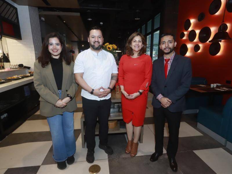Stephanie Gabrie (supervisora de Operaciones), Alejandro Navarro (Chef ejecutivo), Carol Bolduc (Gerente general) y Ángel Moncada (gerente de Ventas).