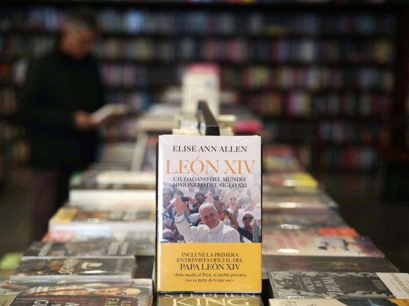 Fotografía en la que se observa el libro 'León XIV. Ciudadano del mundo, misionero del siglo XXI' este 18 de septiembre de 2025, en Lima, Perú.