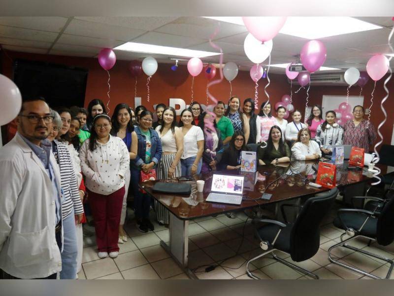 Las asistentes al evento comparten una fotografía con el especialista en Ginecología, Carlos Santos.