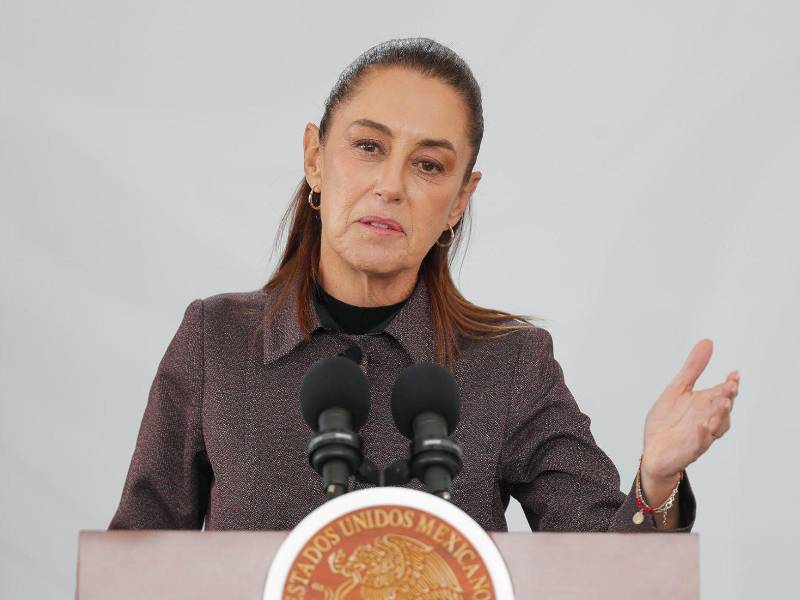 La presidenta de México, Claudia Sheinbaum, habla en una rueda de prensa este lunes.