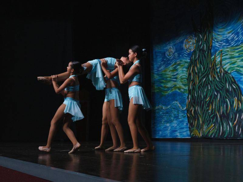 Alumnas de Assemblé Studio durante su presentación Art in Motion, en diciembre del 2024.