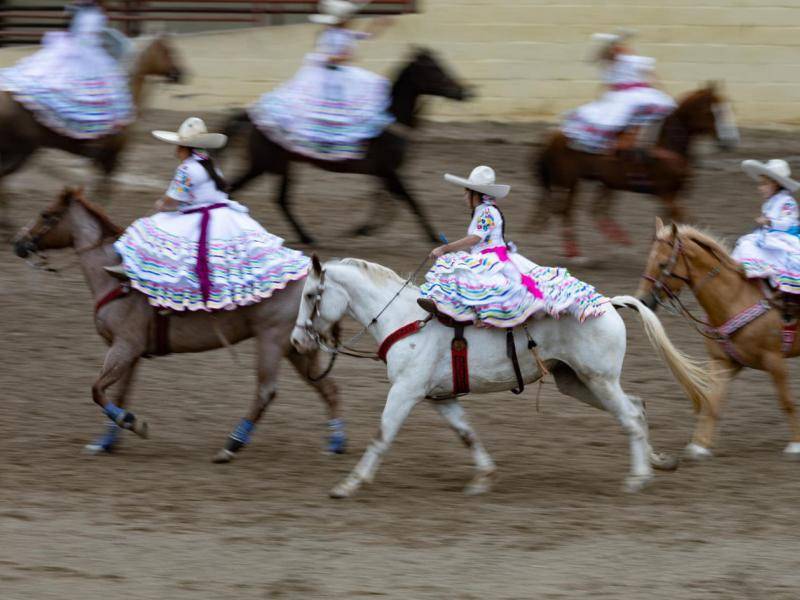 Fotografía del 19 de abril de 2026 que muestra a integrantes de una escaramuza charra durante una jornada del 'Viva Fiesta' en San Antonio, Texas, EUA.