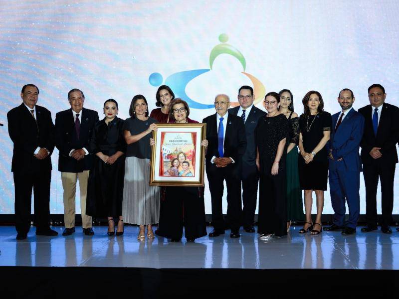 La junta directiva de Valmoral con la homenajeada de la gala, Elena Durón de Larios.