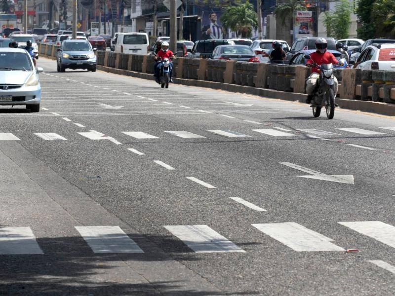 Las salas de emergencia de los hospitales públicos reciben a diario a motociclistas lesionados, en su mayoría jóvenes involucrados en accidentes de tránsito.