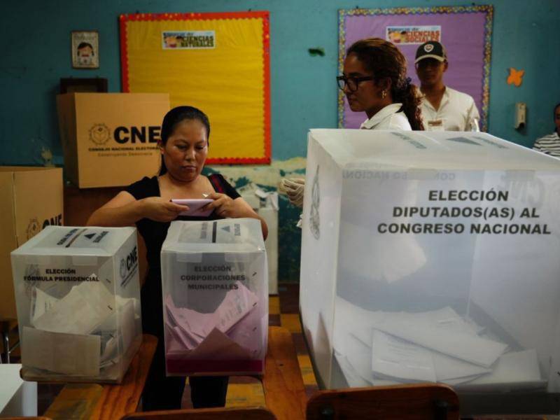 De los 81 diputados que buscaban ser reelectos por los hondureños, 52 estarían logrando su objetivo, según reportes preliminares del Consejo Nacional Electoral (CNE).