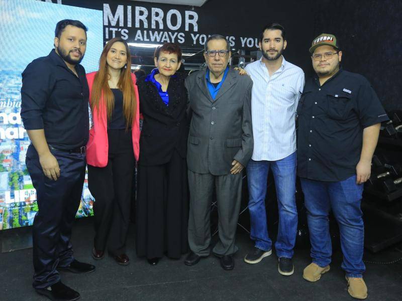 Luis Miguel Bográn, Claudia Avilez, Ana Castellón de Avilez; Julian Avilez, Daniel Avilez y Cristhian Orellana