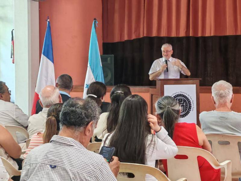 Cédric Prieto, embajador de Francia en Honduras, brinda una ponencia ante la selecta audiencia que acompañó en el evento.