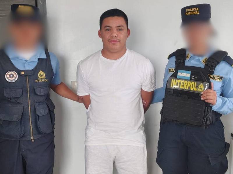 Momentos de la detención del joven de 25 años de edad en el aeropuerto Ramón Villeda Morales.