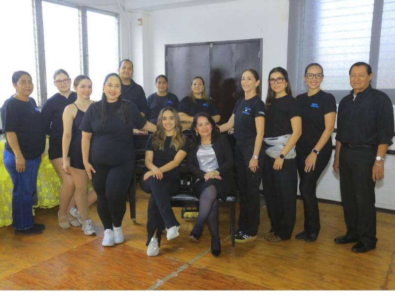 El equipo de trabajo de la Academia de Bellas Artes se caracteriza por su profesionalismo y pasión en cada rama artística.