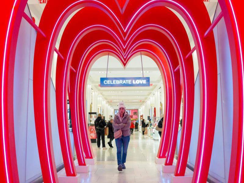 Una persona camina por una tienda decorada por el Día de San Valentín este viernes, en Nueva York, Estados Unidos.