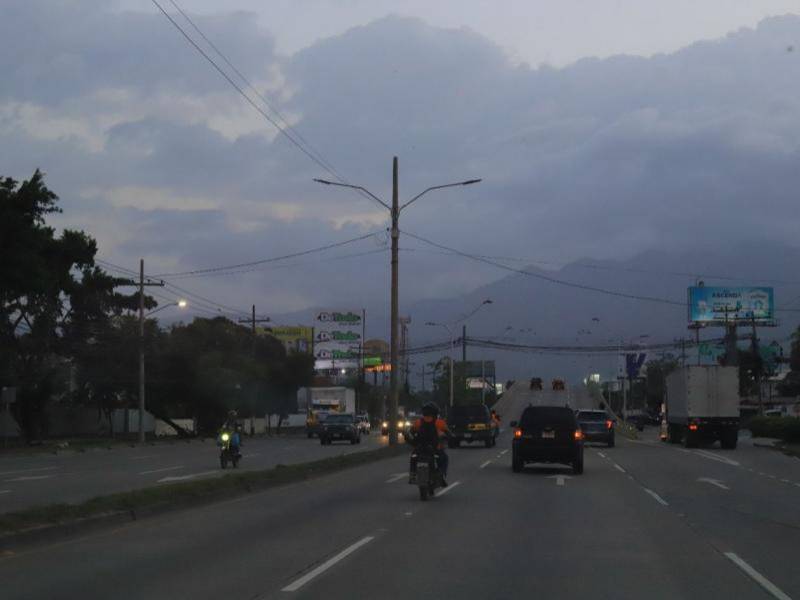 Al caer la noche, numerosos bulevares y avenidas de San Pedro Sula permanecen con iluminación deficiente o sin alumbrado público.