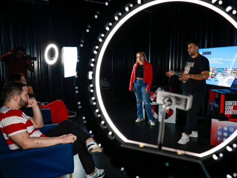 Estudiantes durante una exposición en el centro de aprendizaje 'Community Creators Academy’.