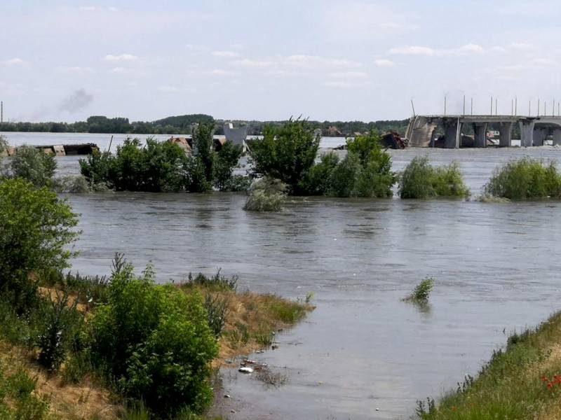 Esta vista general muestra un área parcialmente inundada de Kherson (Ucrania) el 6 de junio de 2023, luego de los daños sufridos en la represa hidroeléctrica Kakhovka.
