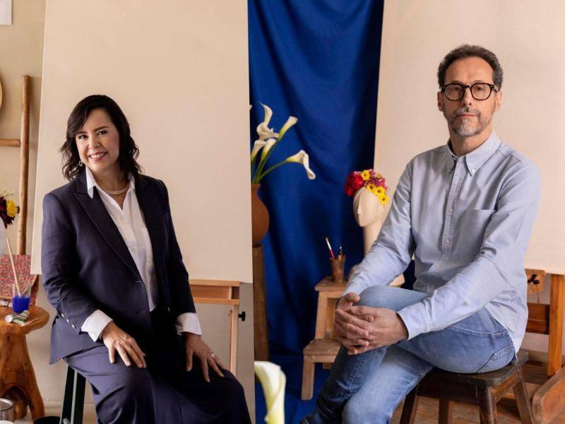 los directores Patricia Riggen y Gabriel Ripstein posando en la Ciudad de México, México.