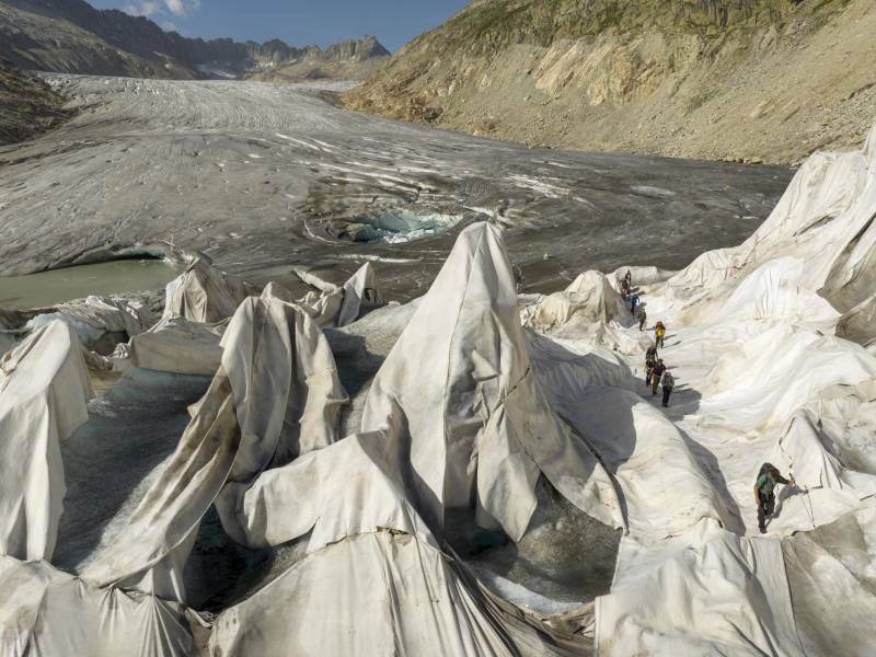 Lonas usadas en el glaciar del Ródano. El deshielo revela contaminación, volviendo negro al glaciar, atrayendo calor.