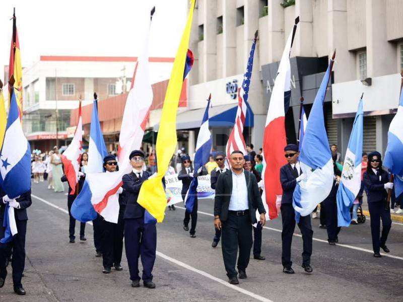 Un bloque de estudiantes de los centros de educación básica marchó ayer por las calles con civismo, portando las banderas de diferentes naciones, incluyendo la de Honduras en primer plano, como símbolo de hermandad y respeto en el marco de las celebraciones cívicas.