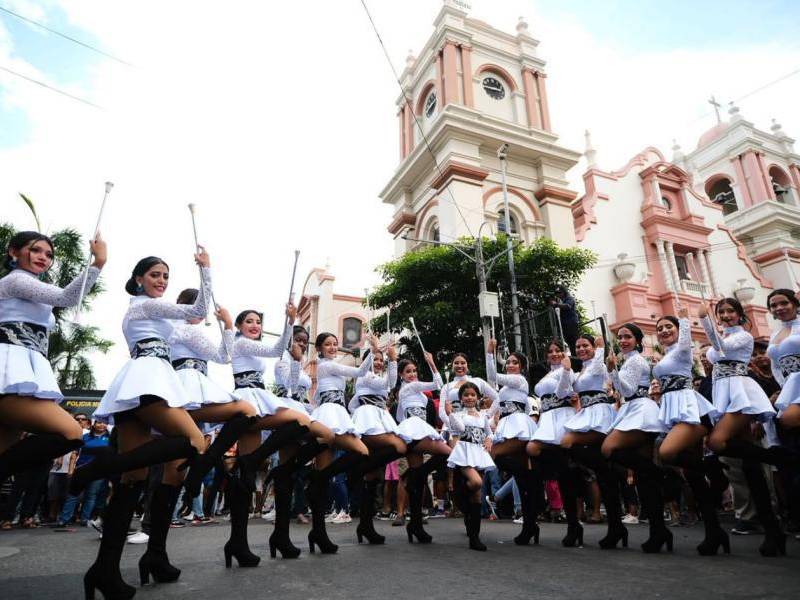 Muchas integrantes realizan actividades desde mayo para recaudar fondos y cubrir los gastos de su presentación en los desfiles patrios.