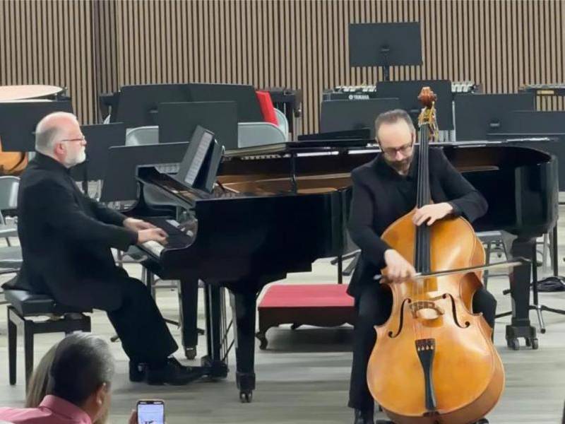 Los maestros brasileños Marcos Machado y Ney Fialkow durante su participación musical.