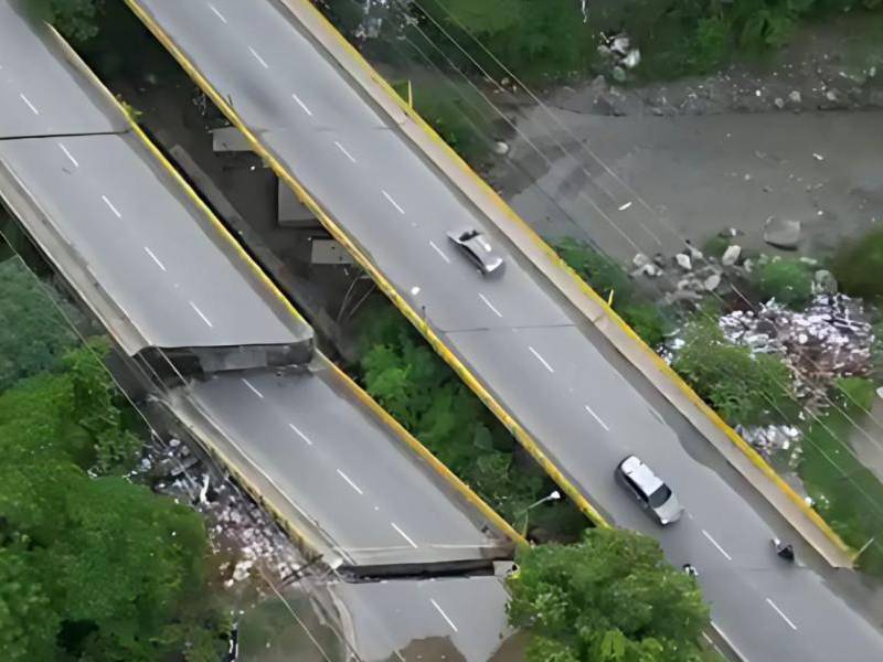 Toma aérea de cómo quedó el puente.
